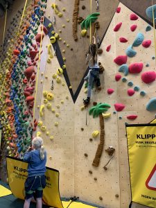 Barn klatrer autobelay
